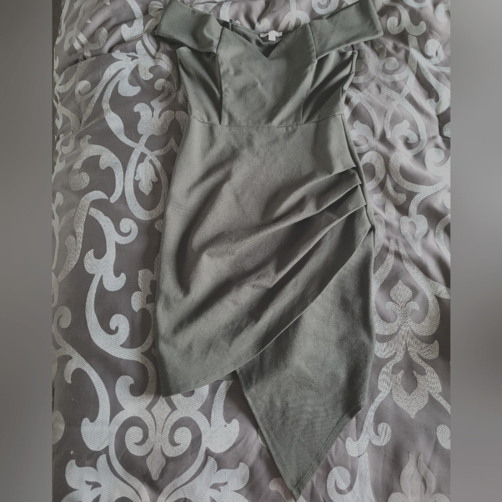 Dark green off-the-shoulder dress with rouge detailing, size M